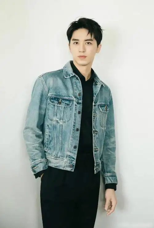 那么许魏洲的穿搭还展现出一种男人绅士范,简单潮流的牛仔外套内搭