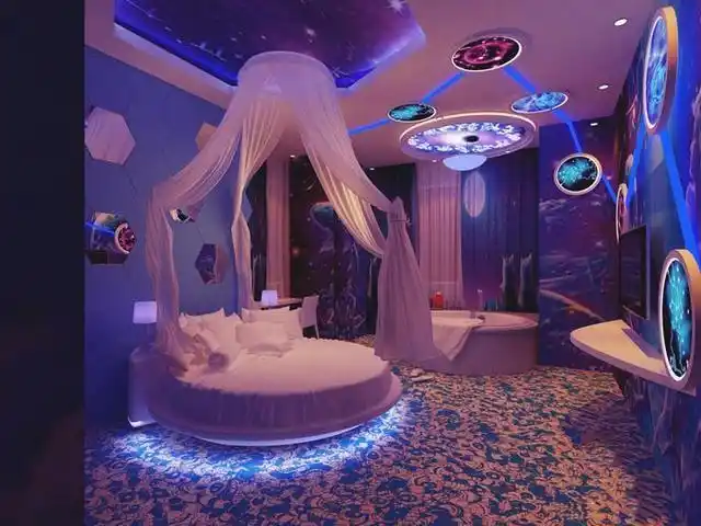 情侣主题酒店装修设计追求的氛围应该是浪漫的情分,以及温馨私密的