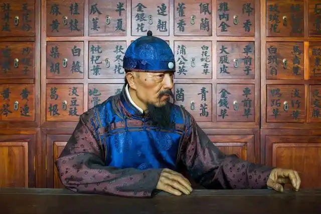 老郎中对联招婿:珍珠双花红娘子,两兄弟一下联,双双抱得美人归