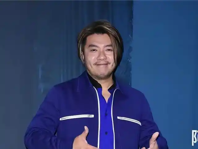 49岁阿杜抑郁症后复出,穿卫衣配牛仔裤看上去好年轻,不像快奔五