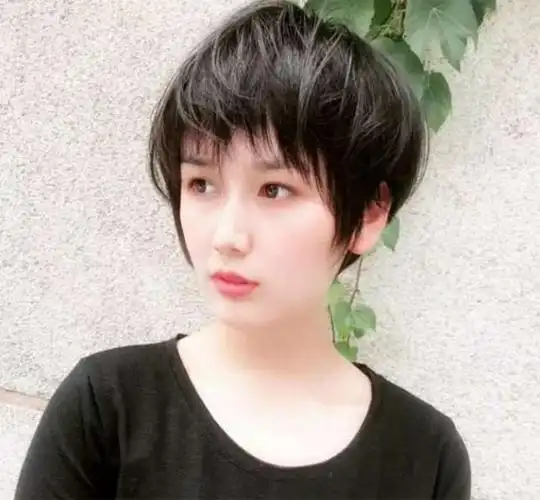 不烫不染的女生短发发型简单自然