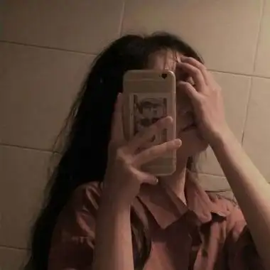 手机挡脸女生头像 手机控女生图片