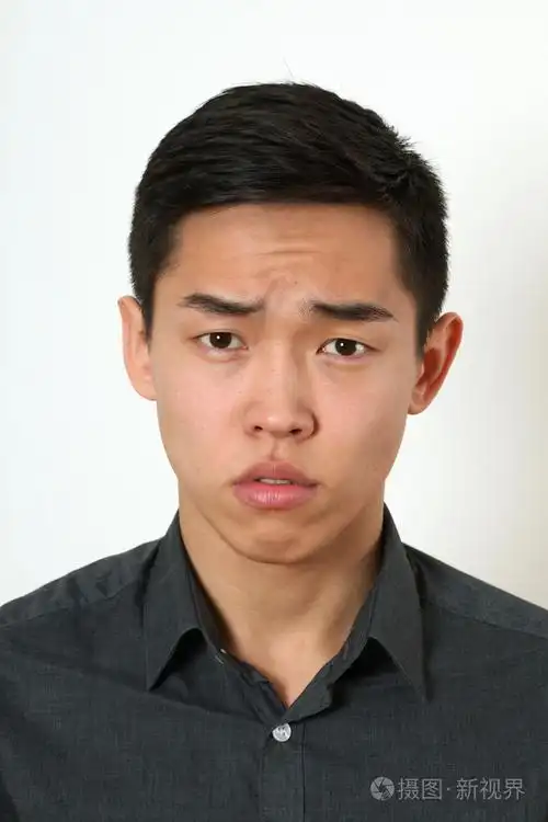 严格的亚洲年轻男子照片-正版商用图片1jdr7s-摄图新视界