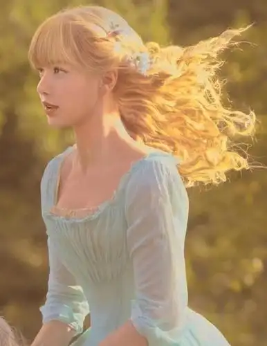 "人间芭比"lisa神图又出圈?短发造型清爽无比,看到这颜色我醉了