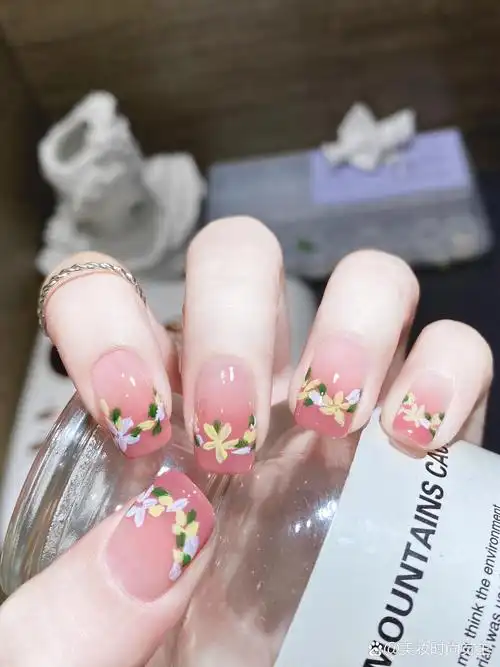 超温柔手绘油画风花花美甲来喽～  哈喽 姐妹们 这里是奈奈 今天分享