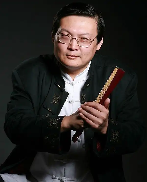 图为老梁在《大唐雷音寺》里的美女搭档,紫檀,每次做节目,她的穿着