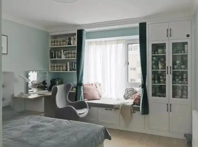 飘窗不像传统的平窗只有一面是玻璃,它可以三面都装有玻璃.