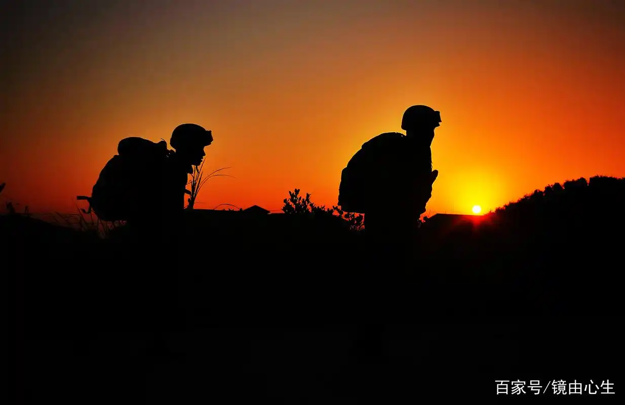 图为特战队员进行两公里越野射击在夕阳下留下最美的剪影.