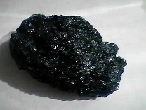 我得到了一块黑色石头 由多个晶体组成 鸡蛋大小 ,阳光下很耀眼可以