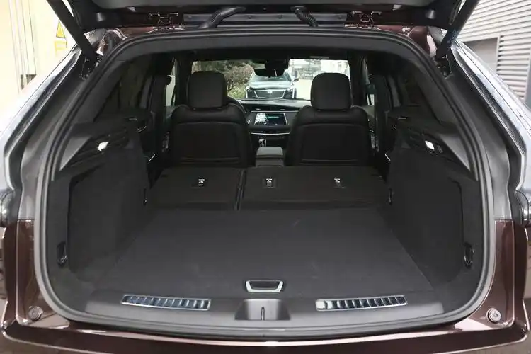 凯迪拉克xt4后备厢空间不错,也能通过放倒后排座椅来扩展储物空间