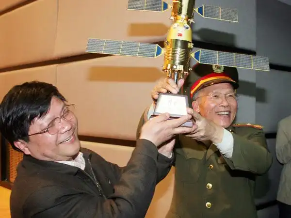 侯春雷 陈琰 摄影4月12日,酒泉卫星发射中心原副司令员刘庆贵少将做客