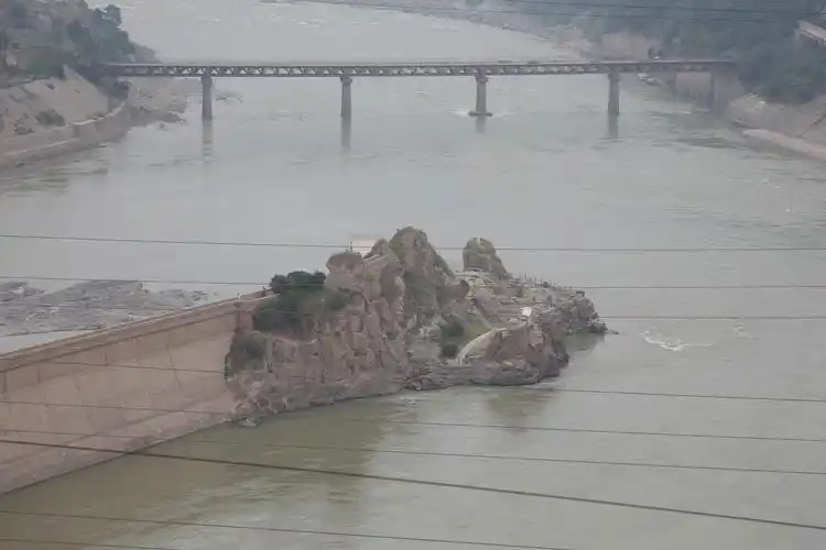 大坝下的"中流砥柱"很有意义,三门峡市委,市政府的有名杂志名字就叫"