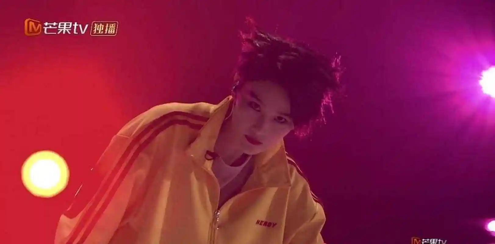 被张馨予笑死了,《手扶拖拉机斯基》舞蹈也太中二了吧!