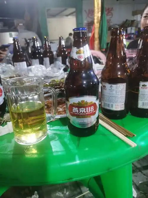 这啤酒不错不上头三个人喝了四箱就是比惠泉那个货好喝