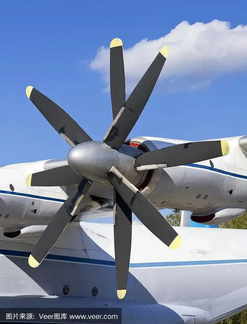 涡轮螺旋桨运输机对蓝天的特写