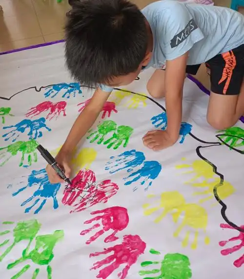 我们的手印画完成啦!小朋友们都认认真真的签自己的名字.