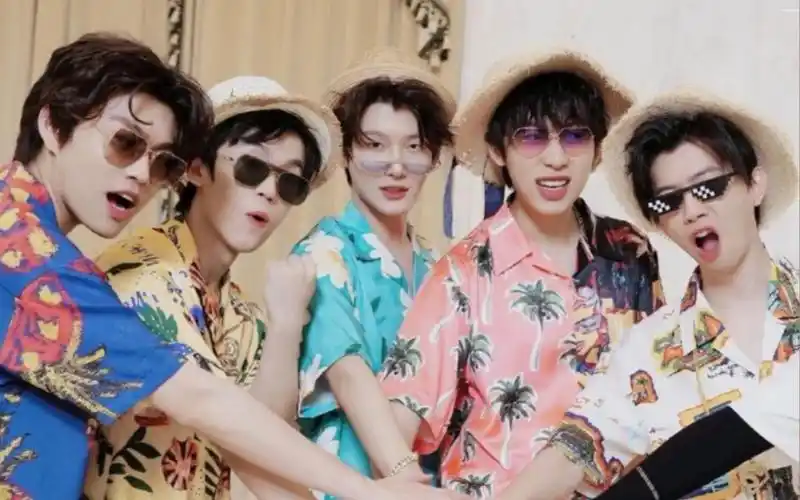 [阴阳怪气男团] 如果阴阳怪气今年团建 我就把点赞的朋友们全部抄一遍