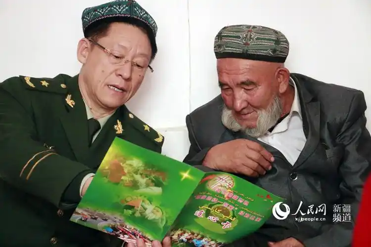 12月4日,武警新疆总队副司令员杨国华到依明·艾力家结对认亲.
