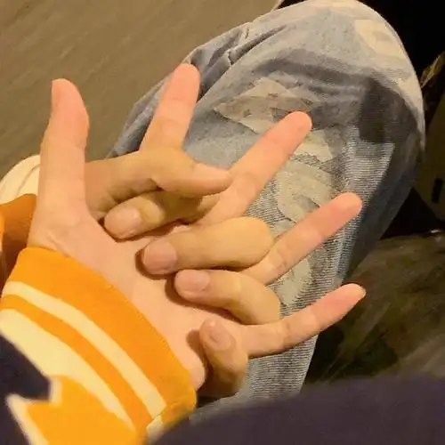 情侣不露脸拍照姿势氛围感拿捏了