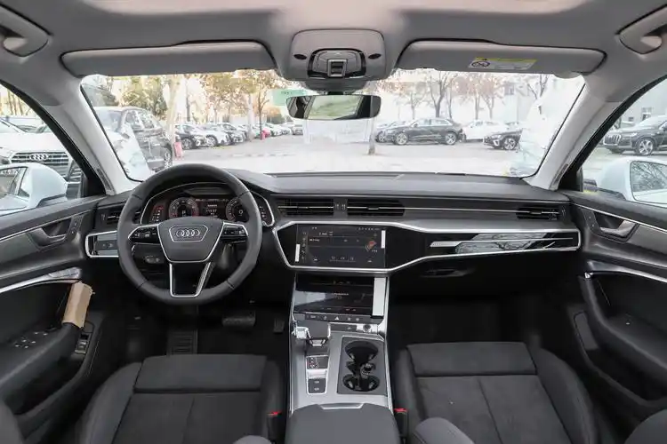 内饰方面,奥迪a6avant同样与a6l保持高度一致,炫酷的全液晶仪表以及