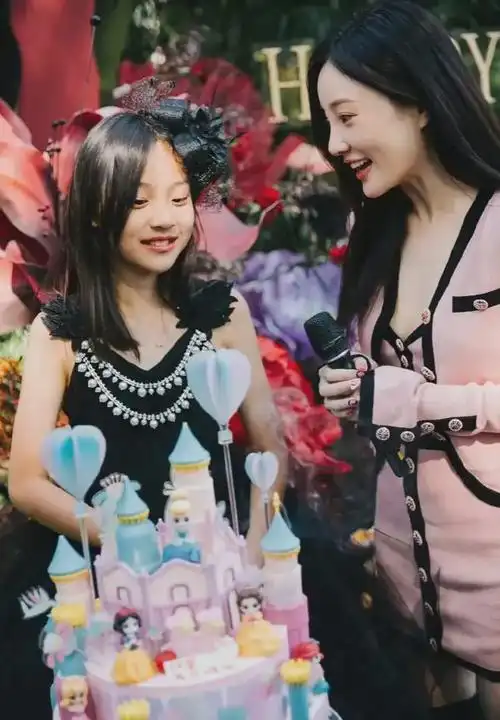 李小璐女儿甜馨cos初音未来因衣服不像被骂到退网注销微博抖音