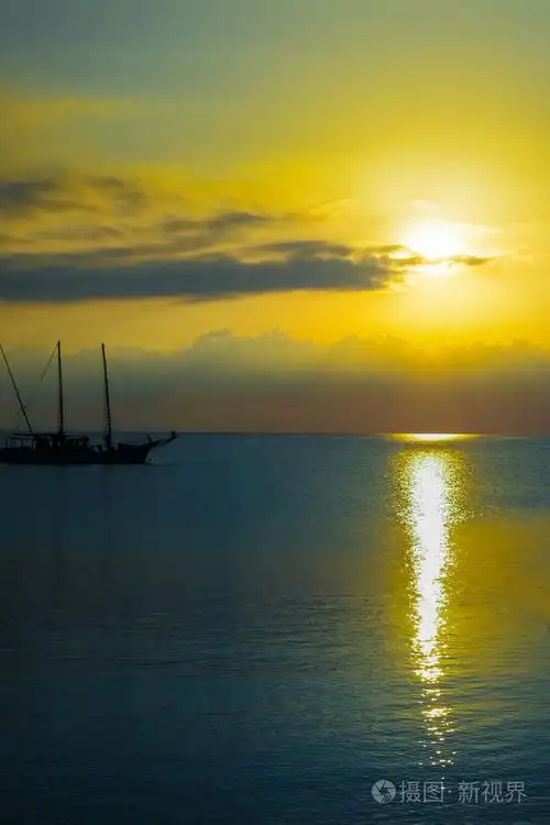 黎明太阳宁静平静的海面