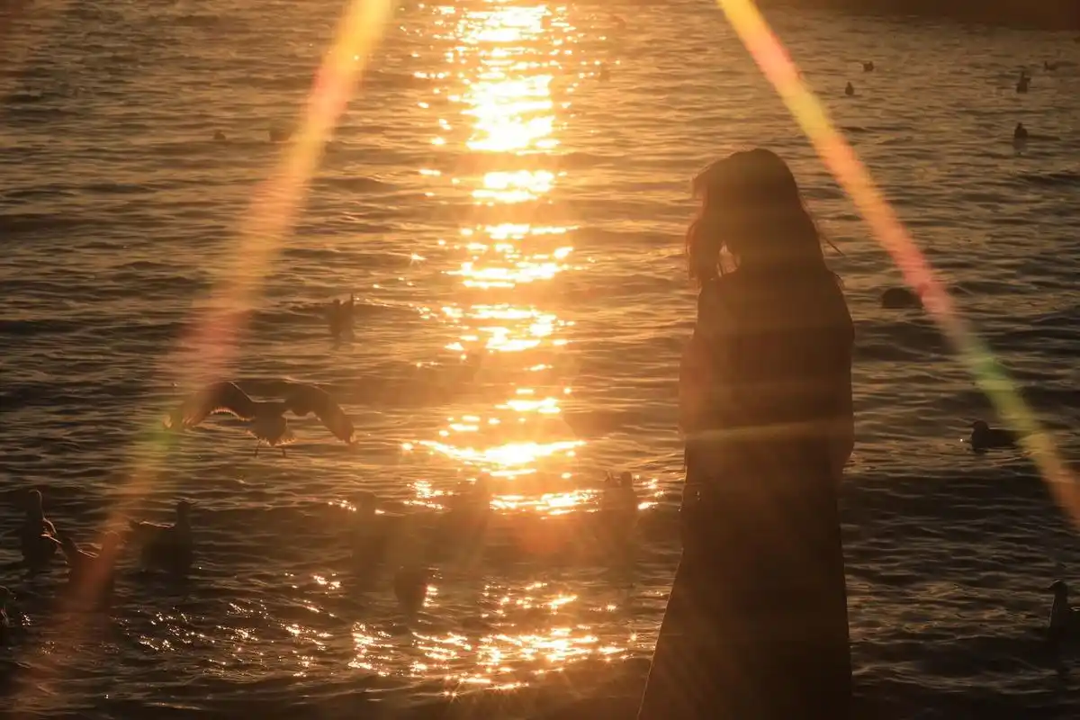 在海边等一束光.#摄影 #日出  #大理 #洱海 - 抖音