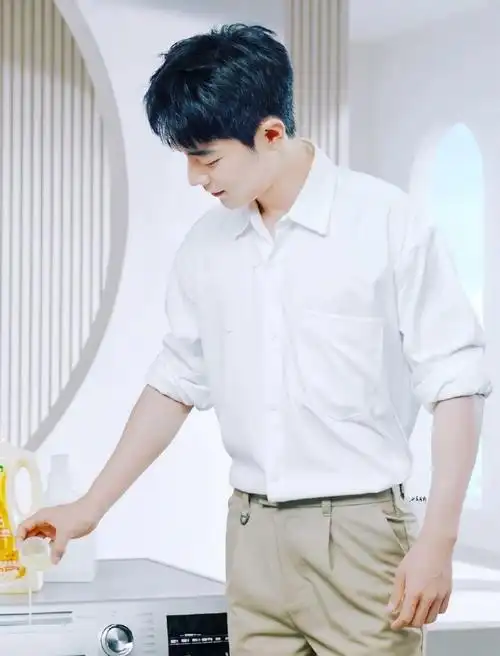 肖战超话#肖战白衬衫#将至简至纯的白色,穿出了十万分的帅气!
