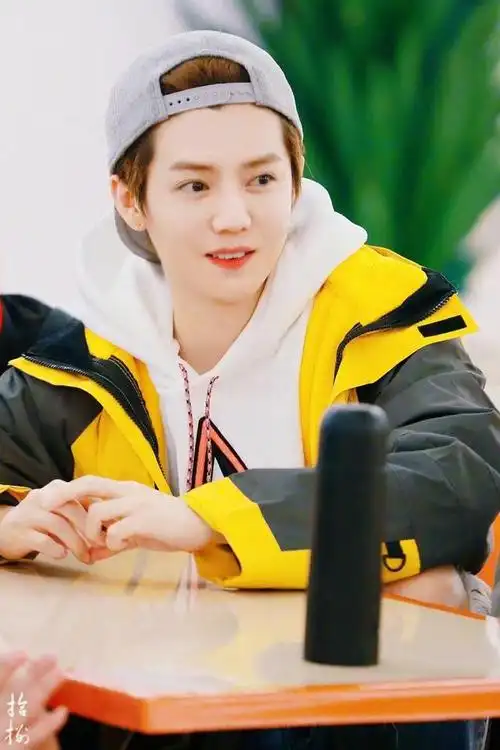 网友晒与鹿晗合照,脸部浮肿"姨味"明显,网友:胖了,感觉好普通