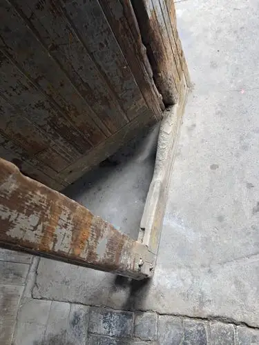 残缺的木门木门槛,吱吱呀呀地发出了古老的声音.