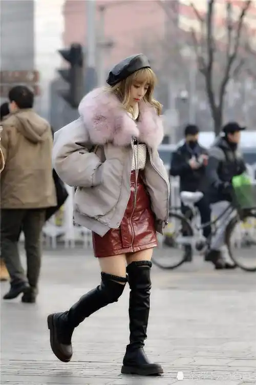 黑色过膝长靴,真皮款式,搭配一款酒红色的高腰皮裙