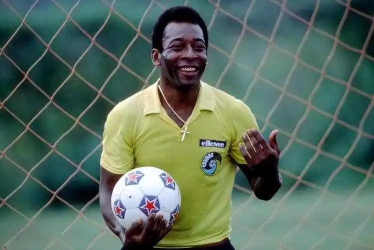 巴西世界杯最厉害的守门员(球王贝利,他其实还是一位天才门将,曾镇守