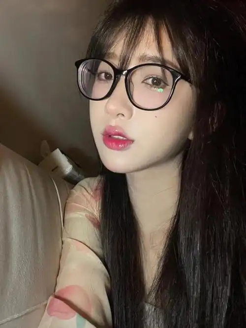 眼镜戴上一整个温柔美女