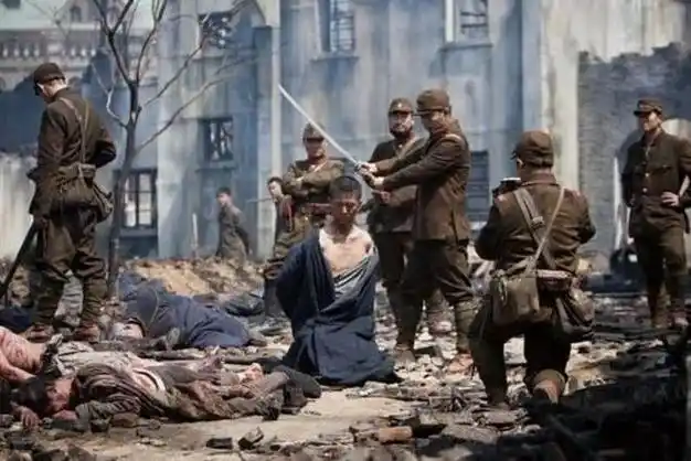 日寇暴行录一孕妇被轮奸后日军把八个月的胎儿用刺刀挑起摔死