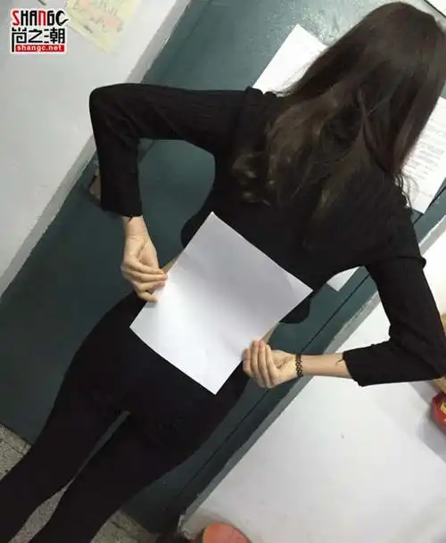 微博妹纸a4腰pk爆红 你的身材达标了吗