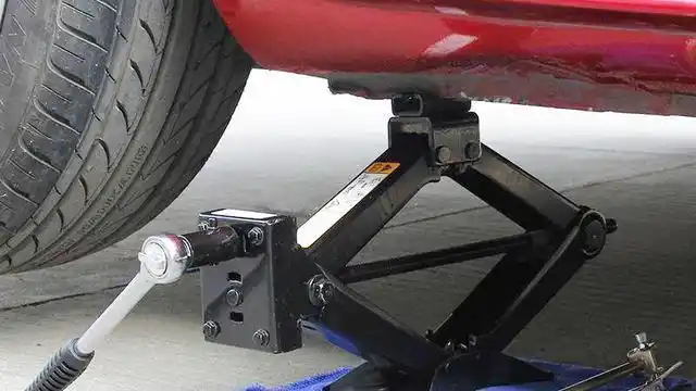 汽车千斤顶顶哪里?