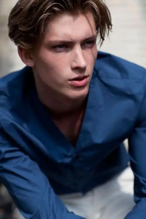 法国鲜肉男模魅力独特,长发似王子,短发看上去更迷人