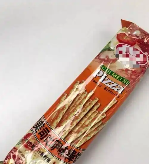 这种比萨味的棒饼相信是很多人都吃过的吧,小妖真的是超级喜欢吃的,是