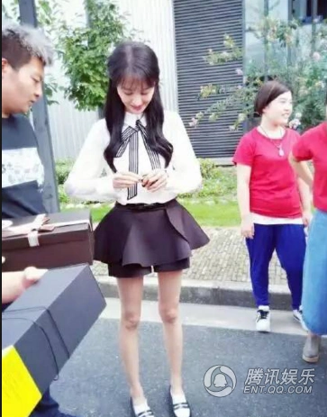 郑爽近照曝光腿部瘦到皮包骨 粉丝直呼心疼(组图)