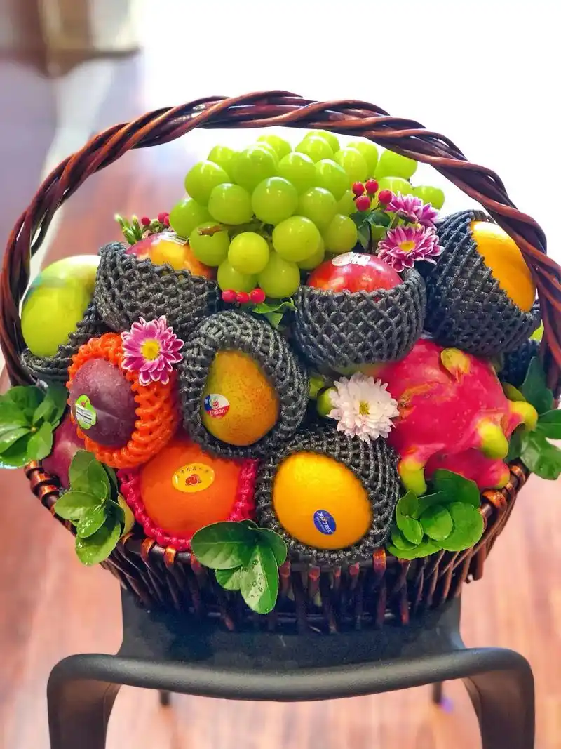 送礼 #水果 #水果果篮 我得关爱,仅你可见,你说想吃水果 - 抖音