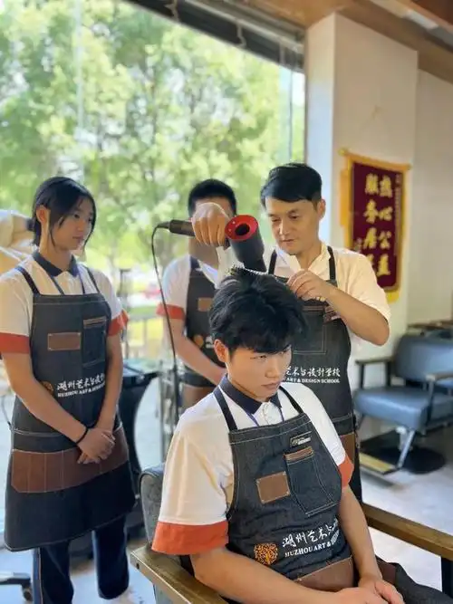 为什么女性"托尼老师"越来越少?|美容|美发师|发型师|理发师_网易订阅