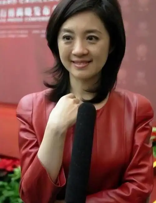 主持人许戈辉:离开央视,未婚先孕嫁有钱富豪,后成凤凰卫视一姐