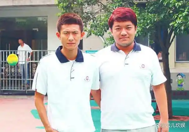 与扮演"刘星"的张一山同框时,他的宽度足足是对方的一倍,这令人大为