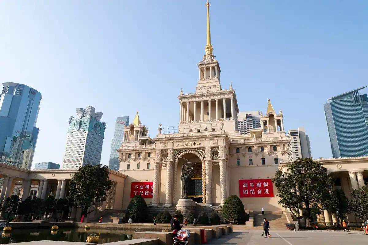 上海展览中心围栏拆除,向市民开放成公共空间