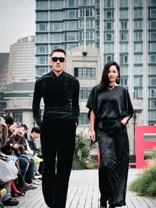 胡兵瞿颖都是71年的,两个人加一起都106岁了一个身高189cm,一个身高