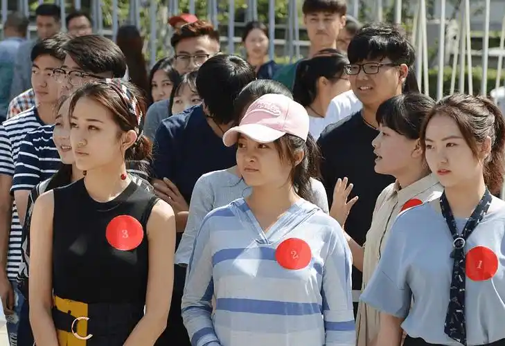 林妙可南艺同学照vs王俊凯北影同学照没有对比就没有伤害