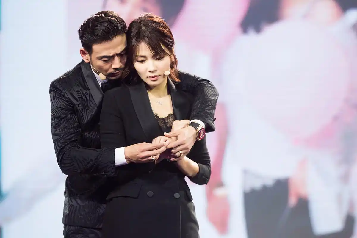 除了拥抱,他们还敢于大胆亲吻,声称他们的友谊是纯洁