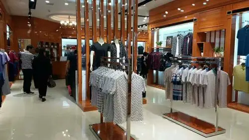 葛店中百仓储金狐狸男装品牌店,正在盛大开业,全场5折起