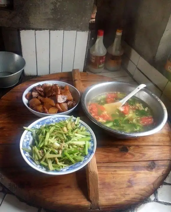 农村老人的三餐,孩子们回家一起吃顿饭是最热闹的