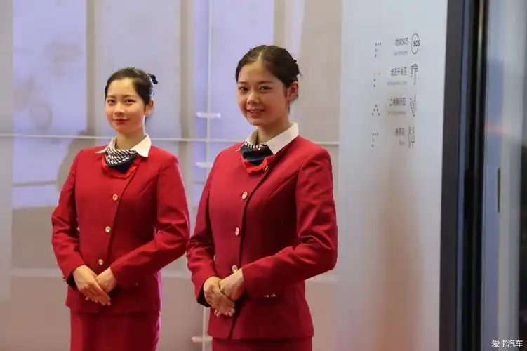 门口迎宾的小姐姐很有礼貌,会对进入的媒体老师鞠躬问好,对老编来说